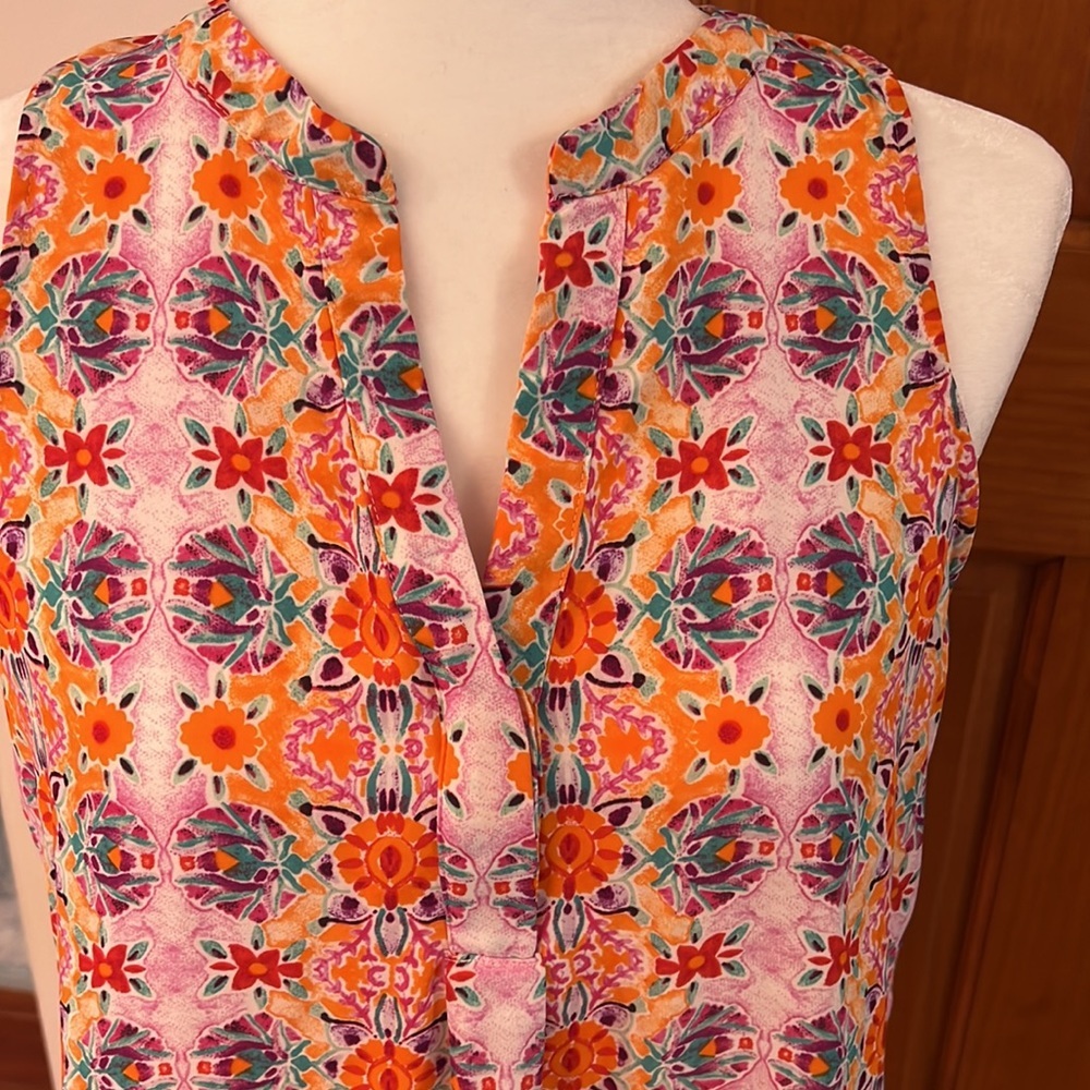 Floral Sleeveless Blouse - Picture 2 of 4